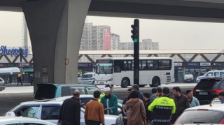 Bakıda qəza:  "Mercedes" "Kia" ilə toqquşdu  - FOTO