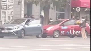 "Uber" sürücüsü xanımın maşınını vurdu, özü maşından düşmədi  - VİDEO