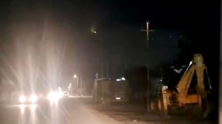 Sarayda yolu yox, göyü işıqlandıran dirəklər sürücüləri qaranlıqda qoyur   - VİDEO