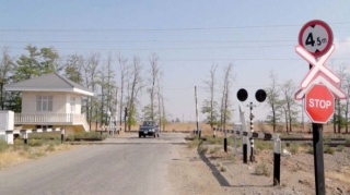 Dəmiryol keçidində qəza törədən sürücü öldü 