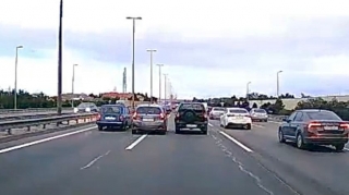 İki zolağın ortasıyla gedən sürücü maşınları sıxışdırıb təhlükə yaratdı   - VİDEO