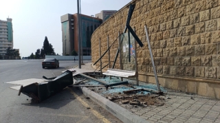 Gəncədə "TOFAŞ" avtobus dayanacağını yerlə-yeksan etdi - FOTO 
