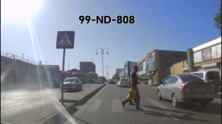 Keçidi keçən piyadalar təhlükə ilə üz-üzə qaldı - VİDEO