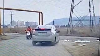 Bayılda “hoqqa” verən “Prius” sürücüsü  son anda qəzadan yayındı  - VİDEO