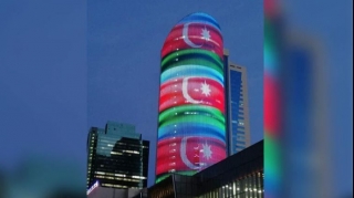 Nur-Sultanda Kazmedia binasında Azərbaycanın dövlət bayrağı əks olunub