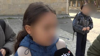 Direktorun oğlu da daxil, şagirdlər məktəbdə elektron qəlyan çəkirlər? - VİDEO