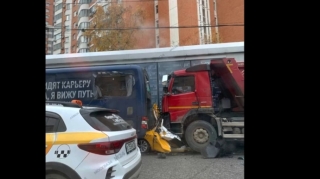 Dəhşətli qəza: "KamAZ" taksini vuraraq avtobusun arasında sıxışdırdı - VİDEO