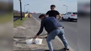 Zaqatalada sürücülər AAYDA-nın əvəzinə körpünü təmir etdilər  - VİDEO