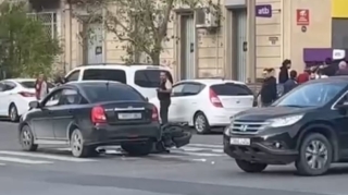 Bakının mərkəzində “Hyundai" mopedlə toqquşdu  - VİDEO