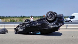 Женщина-водитель перевернула автомобиль на платной дороге Баку-Губа-Россия - ВИДЕО