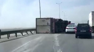 Bakıda külək “TIR”ı aşırıb , sürücüsünün qolu amputasiya edilib