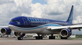 Məşhur müğənnini gətirən təyyarə Bakıya enib - Belə qarşılandı    - FOTO