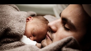 Kişilər atalıq məzuniyyətinə çıxa bilər - Atalara ŞAD XƏBƏR - VİDEO 