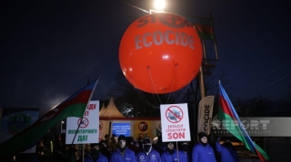 Xankəndi-Laçın yolundakı etirazçılar ekologiyanı qorumağa çağıran hava şarı qaldırıblar  - FOTO