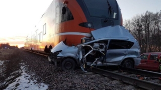 Rumıniyada qatarla minik avtomobili toqquşdu: Ölənlər var 