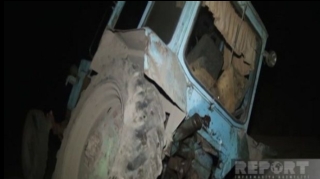 Yevlaxda minik avtomobili traktorla toqquşdu: xəsarət alanlar var   - FOTO