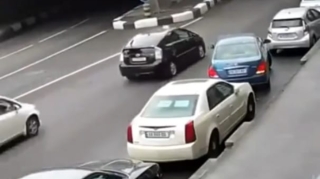 Bu da parklama problemi yaşayan sürücünün axrı  - VİDEO