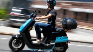 Милли Меджлис утвердил штрафы и аресты за опасную езду на мопедах 