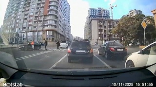 Qırmızıda yola qaçan məktəbli maşına çırpılıb bir neçə metr kənara düşdü   - ANBAAN VİDEO