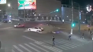 Yolayrıcını düzgün keçməyən sürücü ağır qəza törətdi - ANBAAN VİDEO