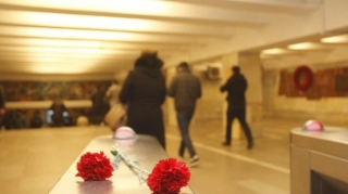 Bakı metrosunda 65-70 yaşlı qadın stansiya yoluna düşərək ölüb 
