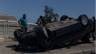 Bayraq meydanının qarşısında "BMW" aşıb  - VİDEO