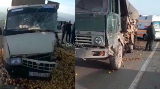 Quba yolunda iki yük maşını toqquşdu - Almalar yola səpələndi - VİDEO 