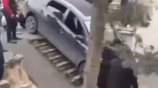 Paytaxtda sürücü “Prius”la pilləkənlərdən enmək istədi - VİDEO 