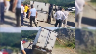 Yasamal perevalında qəza:  Yük maşını aşaraq yolu bağladı  - VİDEO
