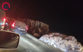 Torpaq yola çıxan yük maşını aşdı  - Foto