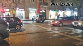 В Баку водитель припарковался на тротуаре, перекрыв дорогу пешеходам — ВИДЕО 