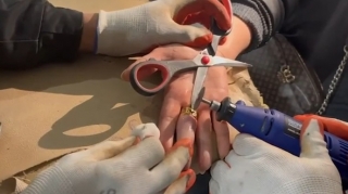 Barmağında sıxışan üzüyü belə çıxardılar - VİDEO 