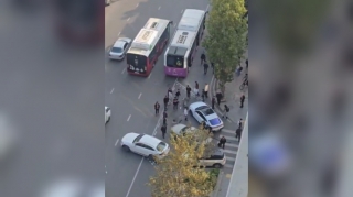 Avtobuslarla minik avtomobilləri bu nöqtədə tez-tez toqquşur - Səbəb bu imiş - VİDEO  