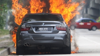 В столице загорелся автомобиль, есть пострадавшие  - ВИДЕО