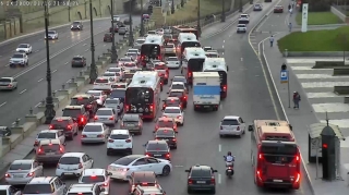 Наблюдаемая в последнее время на городских дорогах интенсивность создает серьезные препятствия для движения автобусов - ФОТО