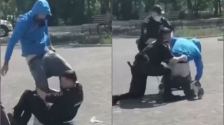 Polis maskasız gəncin dizlərindən yapışdı  - VİDEO