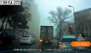 Qırmızı işıqda "protiv" gedən "Hyundai" sürücüsü - 99-KA-275   - VİDEO