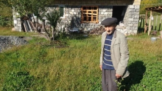 Pensiyasını orduya dəstək üçün verən ahıl kişi: Azərbaycanı duyğulandıran görüntü - VİDEO 