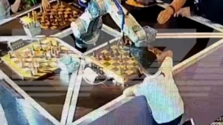 Azyaşlı şahmatçının barmağını sındıran robot cəzalandırıldı - VİDEO 