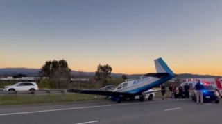 Avtomobil yoluna məcburi eniş edən təyyarə maşına çırpıldı  - VİDEO