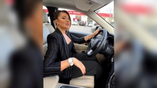 Азербайджанская певица демонстративно нарушила правила в Баку  - ФОТО