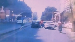İki avtomobilin arasına girən moped sürücüsü təhlükəli anlar yaşadı   - VİDEO