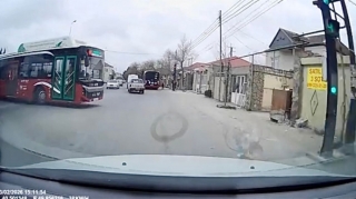 İşıqforu gözardı edən “BakuBus” sürücüsü yolayrıcında qəza riski yaratdı   - VİDEO