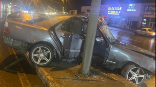 Bakıda avtomobil dirəyə çırpılıb, xəsarət alanlar var - FOTO - VİDEO 