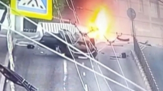 Partlayışdan sonra iki yerə bölünən avtomobilin dəhşətli görüntüləri yayıldı    - VİDEO