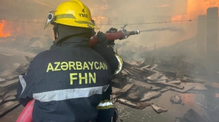 Bakıda ikimərtəbəli ev yandı 