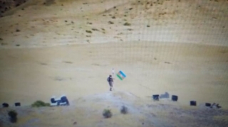 Ermənilər Qarabağda təlimlər zamanı Azərbaycan bayrağını hədəf aldı - VİDEO 