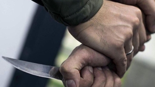 В Шамкирском районе мужчина ударил ножом односельчанина 