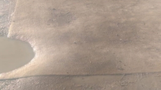 Dünyada bir ilk:  Bakıda dağılmış yolu xalı ilə “yamadılar” - FOTO 