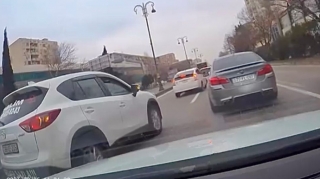 Bakıda sürücü qayda pozan təlimçiyə qaydaları xatırlatdı; qadın isə…   - VİDEO